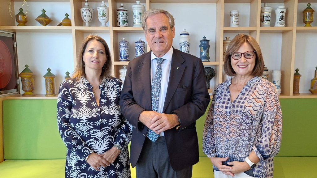 Jesús Aguilar (CGCOF), Pastora Rodríguez (SEMEDLAB) y Pilar Marí (vocal nacional de Analistas Clínicos del CGCOF).