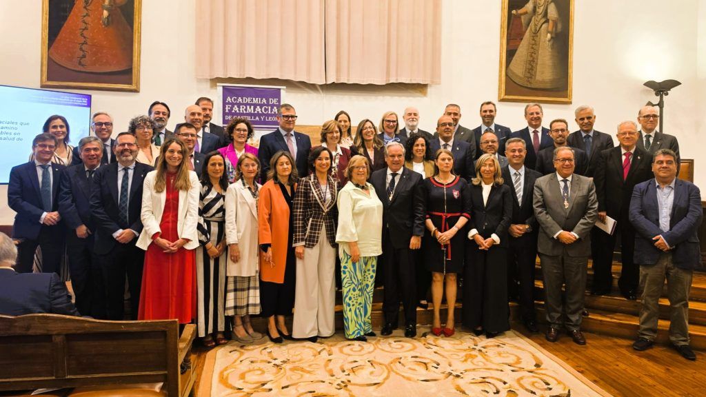 Raquel Martínez acompañada de toda la profesión farmacéutica durante el acto. 